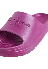 Lilla skli-sandal med en glansfull finish, som har en bred åpning, teksturert fotbed og preget merkevarelogo på den øverste delen.
