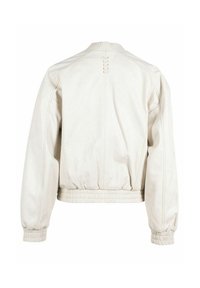 Crème-kleurige leren bomberjack met een geribbelde kraag, elastische manchetten en zoom, met een gladde textuur en subtiele stikdetails.