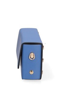 Borsa in pelle blu con una texture liscia, forma rettangolare e dettagli in metallo dorato. Presenta un cappuccio superiore e una chiusura metallica.