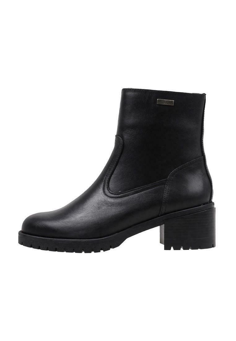 Botas negras de piel hasta el tobillo con un diseño de punta redonda, un tacón grueso y paneles laterales elásticos. Suela texturizada para mayor agarre. Detalle de marca sutil.