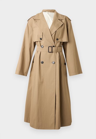 Μπεζ διπλόπεστο παλτό στρατιωτικού τύπου με φαρδιές πέτο γιακάδες, επιτούλια στους ώμους, ζώνη στη μέση και τσέπες στο πλάι με κουμπιά.