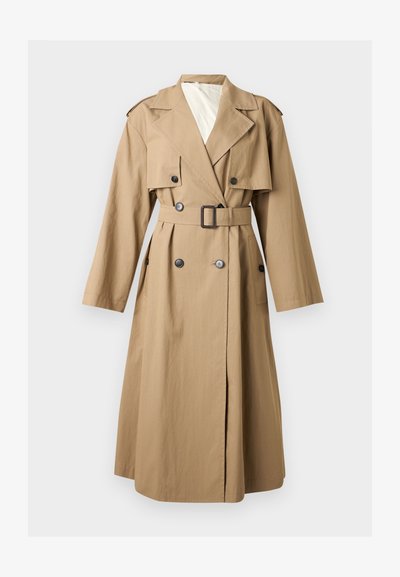 Μπεζ διπλόπεστο παλτό στρατιωτικού τύπου με φαρδιές πέτο γιακάδες, επιτούλια στους ώμους, ζώνη στη μέση και τσέπες στο πλάι με κουμπιά.