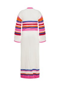 Vit virkad kofta med flerfärgade horisontella ränder i orange, blått, rosa och rött. Har långa ärmar och en rosa kant.