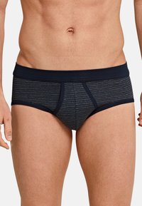 Marine gestreepte mannenboxer met een donkere tailleband. Heeft een nauwsluitende pasvorm, elastische taille en een gladde stoftextuur. Horizontaal streepjespatroon.