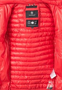 Rote gesteppte Marikoo Outdoor-Jacke, geöffnet, um die Innenlabels und einen kleinen Plastikbeutel mit Ersatzknöpfen zu zeigen.