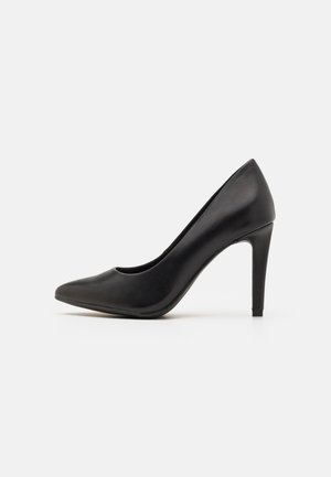 Pumps neri in pelle con tacco alto e punta affusolata, caratterizzate da una silhouette elegante e un'altezza del tacco standard.