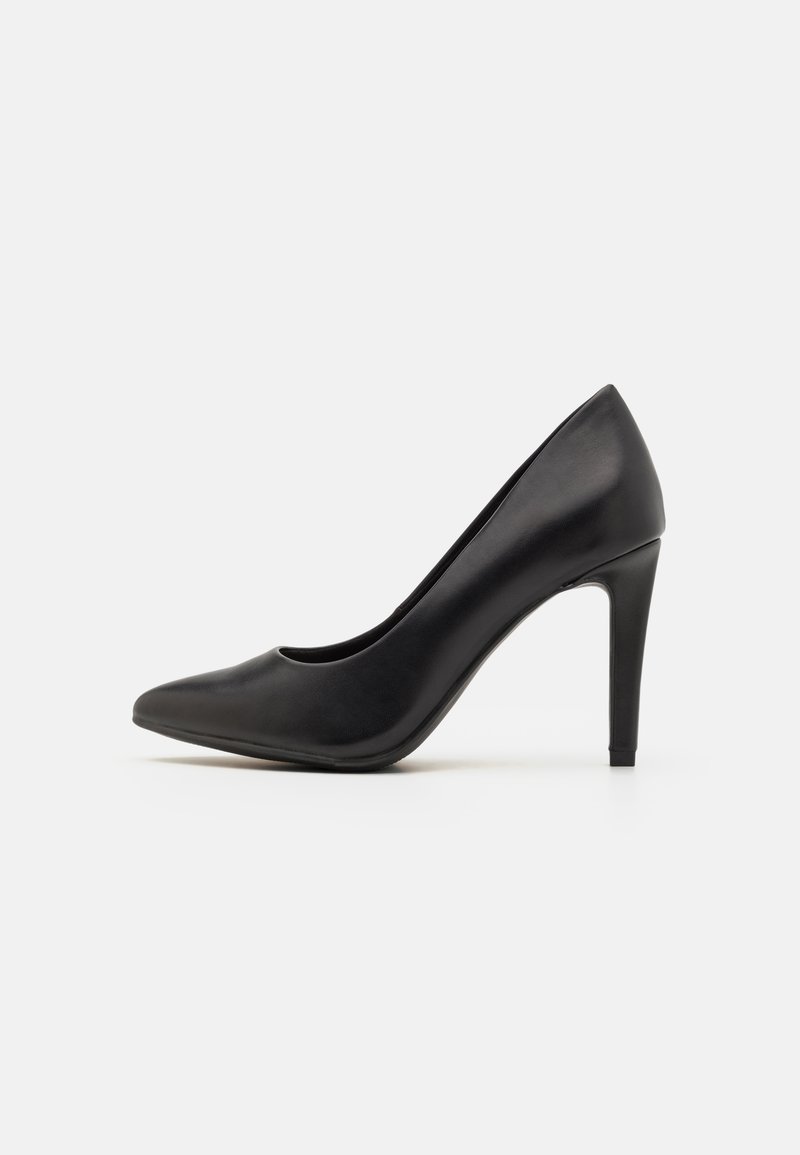 Sapato de salto alto em couro preto com bico pontiagudo e textura suave, apresentando um silhueta elegante e altura de salto padrão.