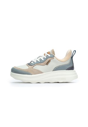 Zapatilla con una combinación de colores blanco, beige y azul; hecha de cuero y ante; presenta una suela gruesa y acentos cosidos.