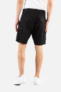 Pantalones cortos de carga negros confeccionados en algodón, con dos bolsillos laterales y dos bolsillos traseros. Presentan un corte relajado y están acabados con pasadores para cinturón.