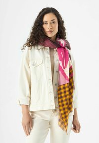 Multikleurige gebreide sjaal met roze bloeiende en geruit patronen, met een zachte textuur, casual om de nek gedrapeerd.