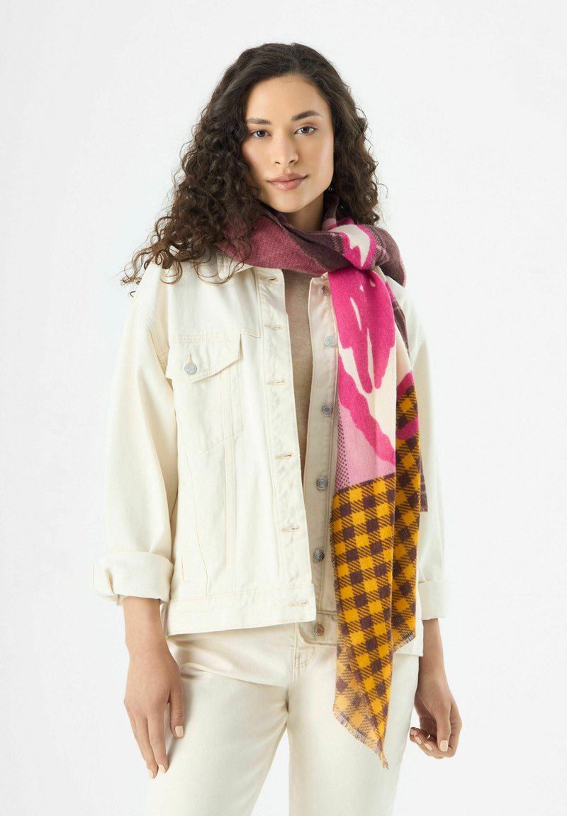 Multikleurige gebreide sjaal met roze bloeiende en geruit patronen, met een zachte textuur, casual om de nek gedrapeerd.