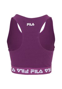 Lila sport bh med racerback-design. Har en vit FILA-logotyp på baksidan och ett brett vitt band nederst med "FILA"-text.
