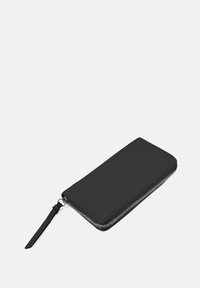 Portafoglio nero con zip dal design elegante, realizzato in materiale liscio. Presenta una chiusura con zip e una tracolla per una facile gestione.