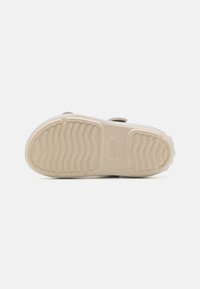 Crocs CROCBAND CRUISER UNISEX - Kummikingad - stucco/atmosphere