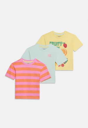 Trois t-shirts pour enfants à manches courtes : rayures roses et orange, bleu clair avec un petit texte rose, et jaune avec des motifs de fruits colorés.