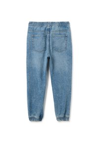 Pantalones de mezclilla azul claro con cintura elástica y puños elásticos. Presenta dos bolsillos traseros y una textura suave, ligeramente desgastada.