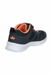 Schwarzsportlichen Schuh mit Netz-Obermaterial, orangefarbigen Akzenten und einer weißen Sohle. Verfügt über einen Klettverschluss und strukturierte Details an der Seite.