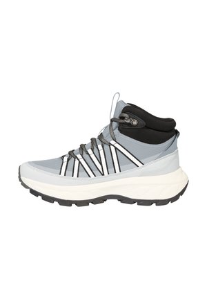 Sneaker alta di colore grigio chiaro con tessuto strutturato, dettagli neri e lacci riflettenti. Presenta una suola intermedia bianca spessa e una suola esterna nera robusta.