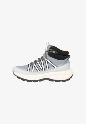 Sneaker alta di colore grigio chiaro con tessuto strutturato, dettagli neri e lacci riflettenti. Presenta una suola intermedia bianca spessa e una suola esterna nera robusta.