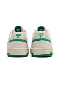 Weiße Sneakers mit grünen Akzenten, ausgestattet mit einem Obermaterial aus glattem Leder, runder Zehenpartie und markiertem Absatz; mit gesticktem Logodesign.