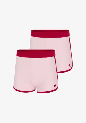 Deux paires de shorts de sport rose clair avec des tailles, des bordures et un petit logo rose foncé sur la partie inférieure avant de la jambe gauche.