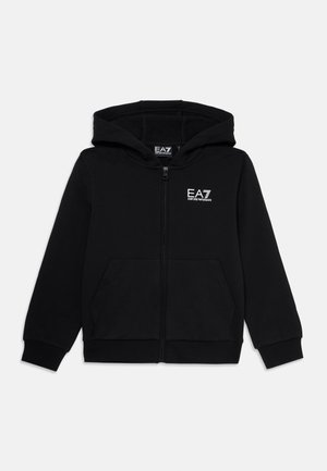 Czarna bluza z kapturem na zamek błyskawiczny, z przednimi kieszeniami, długimi rękawami oraz małym białym logo EA7 Emporio Armani na lewej piersi.