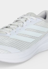 Λευκό αθλητικό sneaker με επάνω μέρος από δίχτυ, δέσιμο με κορδόνια, τρεις πλαϊνές ρίγες και μαλακή σόλα με την ένδειξη «Cloudfoam».