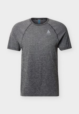 Graues athletisches Kurzarmshirt mit strukturiertem Muster, Rundhalsausschnitt und kleinem weißem Logo auf der oberen linken Brust.