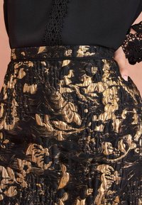 Love & Roses ENB JACQUARD - REGULAR FIT - Áčková sukně - gold feather