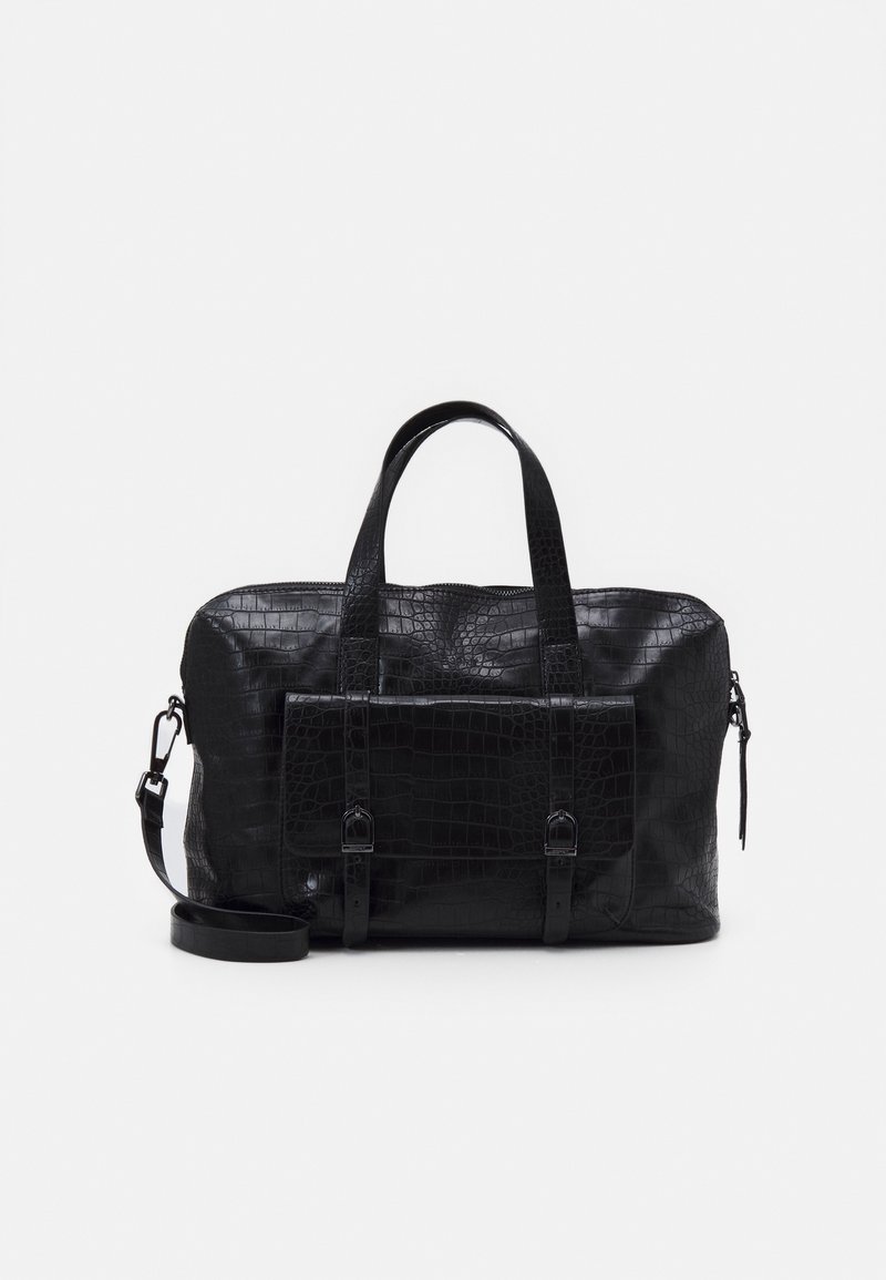 Sac à main en cuir synthétique noir effet crocodile avec poignées supérieures, poche avant à boucle, fermeture éclair et bandoulière amovible sur fond blanc.