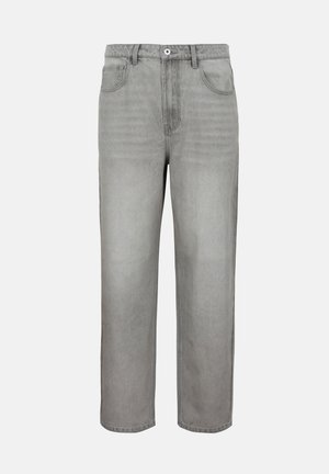 Lichtgrijze jeans met rechte pijpen, voorzien van een knoopsluiting aan de voorkant, rits, riemlussen en zakken aan de voor- en achterkant, op een effen achtergrond.