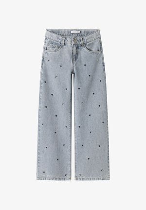 Hellblaue Jeans mit weitem Bein und kleinen schwarzen, herzförmigen Nieten, die über den Stoff verteilt sind, vordere Taschen und Knopfverschluss.