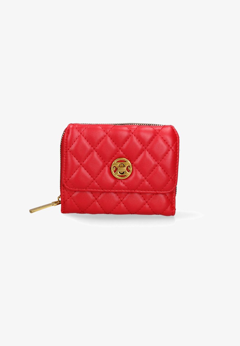 Portafoglio rosso imbottito con chiusura a zip, accento del logo dorato, texture liscia e motivo a diamante. Presenta un tirante della cerniera dorato per un accesso facile.