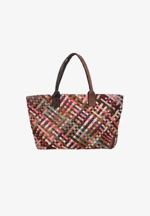 Borsa tote intrecciata multicolore con strisce diagonali incrociate in marrone, rosa, blu e verde, dotata di due manici in pelle scura.