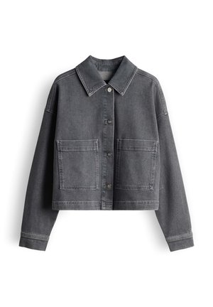 Donkergrijze cropped spijkerjas met lange mouwen, puntige kraag, knoopsluiting aan de voorkant en twee grote vierkante borstzakken.