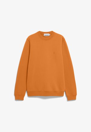 Oranje sweater met lange mouwen en een ronde hals, voorzien van geribbelde manchetten en zoom, met een klein geborduurd logo op de borst en een zichtbaar merklabel aan de binnenkant.