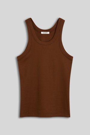 Canottiera marrone a coste senza maniche con scollo arrotondato, etichettata "IVY OAK", mostrata su sfondo grigio.