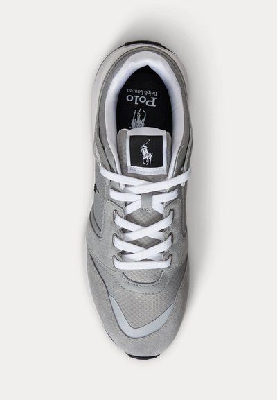 Baskets grises Polo Ralph Lauren avec lacets blancs, détails en mesh et en suède, et logo Polo sur la languette et la semelle intérieure, vues de dessus.
