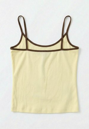 Hellgelbes Spaghettiträger-Top mit dunkelbraunem Besatz entlang des Halsausschnitts, der Träger und am oberen Rand, flach auf einer weißen Oberfläche gelegt.