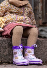 Bottes de pluie en caoutchouc violettes et roses avec des visages d'animaux et des pois, présentant une tige texturée et une languette de tirage pour un enfilage facile.