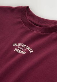 Non sélectionné, berry red slogan