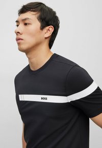 BOSS TEE   - T-shirt med print - black one