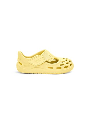 Chaussure enfant décontractée jaune avec des trous de ventilation, une semelle texturée et une bride velcro étiquetée "igor."