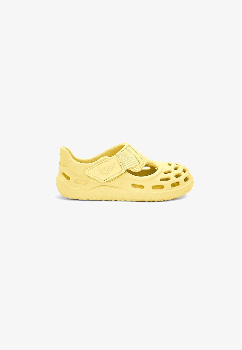 Chaussure enfant décontractée jaune avec des trous de ventilation, une semelle texturée et une bride velcro étiquetée "igor."