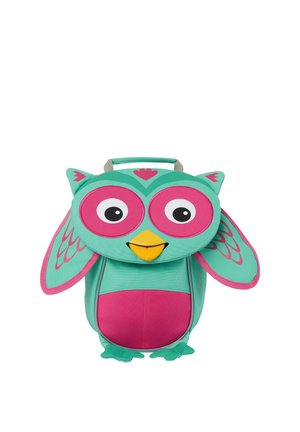Petit sac à dos pour enfants en forme de chouette colorée avec des ailes bleu sarcelle et rose, de grands yeux et un bec jaune sur un fond blanc.
