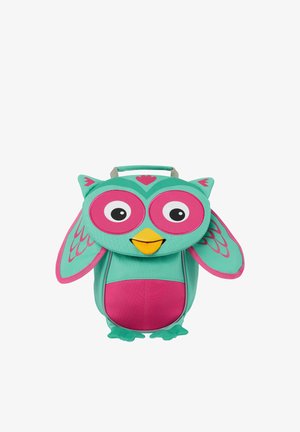 Petit sac à dos pour enfants en forme de chouette colorée avec des ailes bleu sarcelle et rose, de grands yeux et un bec jaune sur un fond blanc.