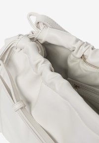 Borsa a mano in pelle bianca con una superficie morbida e testurizzata. Chiusura con coulisse e tasca interna con zip per una conservazione sicura.