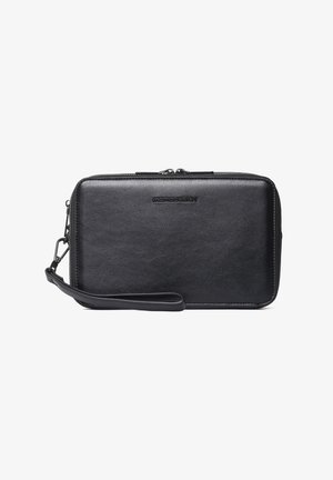Zwart leren polstasje met ritssluiting en afneembare band, met een subtiel merkembleem aan de voorkant.