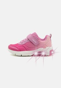 Rosa träningsskor i syntetmaterial med mesh-detaljer och kardborreband. Har en vit sula och en självljusande häl.