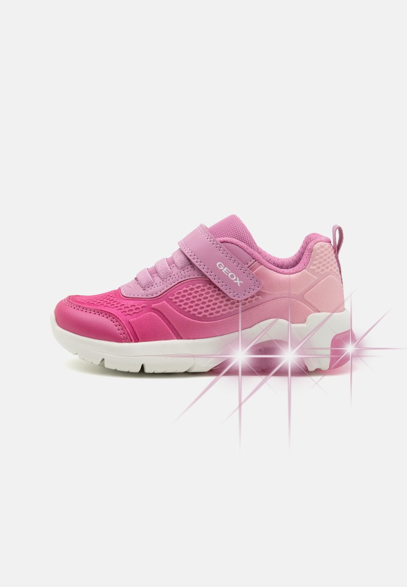 Rosa träningsskor i syntetmaterial med mesh-detaljer och kardborreband. Har en vit sula och en självljusande häl.